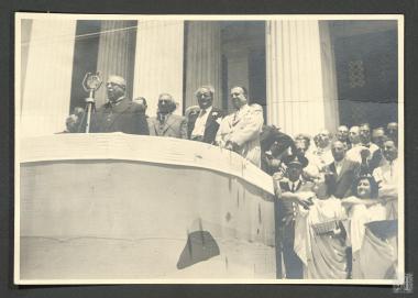 Ο Ιωάννης Μεταξάς σε ομιλία του. Διακρίνεται όπισθεν ο Κωνσταντίνος Κοτζιάς