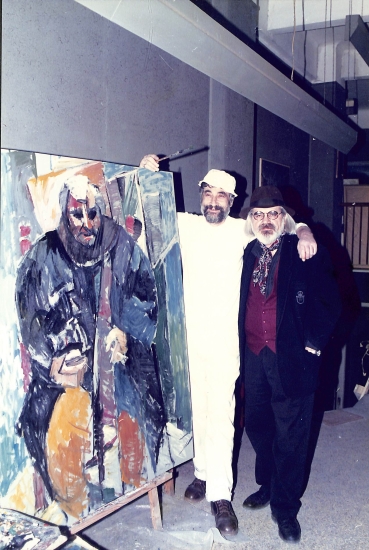 Με τον Χρήστο Μπακαλάκο μπροστά στο πορτρέτο του φωτογράφου Γιάννη Κυριακίδη
