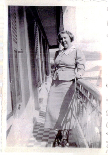 Η Ελίζα Ριάδη (σύζυγος Βασίλειου Ριάδη  αδερφού του Αιμ. Ριάδη) σε μπαλκόνι ξενοδοχείου στη Θεσσαλονίκη