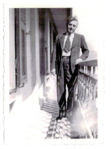 Ο Βασίλειος Ριάδης (αδερφός του Αιμ. Ριάδη) σε μπαλκόνι ξενοδοχείου στη Θεσσαλονίκη