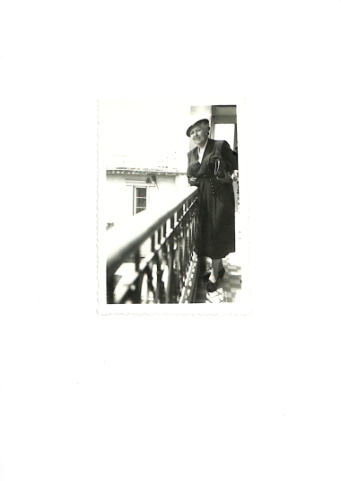 Η Ελίζα Ριάδη σε μπαλκόνι ξενοδοχείου στη Θεσσαλονίκη