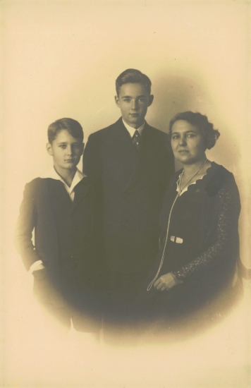 Η Ελίζα Ριάδη και οι γιοί της με τον Βασίλειο Ριάδη