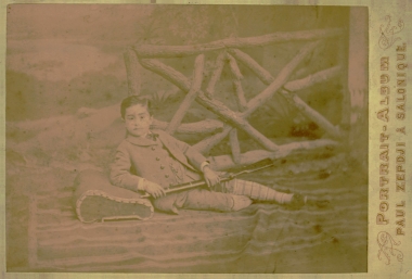 Ο Αιμίλιος Ριάδης σε παιδική ηλικία φωτογραφημένος από τον Αρμένιο φωτογράφο Paul Zepdji