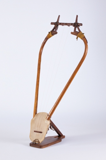 Τρίχορδη βαρύτονη βάρβιτος