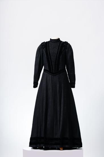 Γυναικείο φόρεμα μακρύ με πιέτες από μπροκάρ, δαντέλα κιπούρ και βελούδο