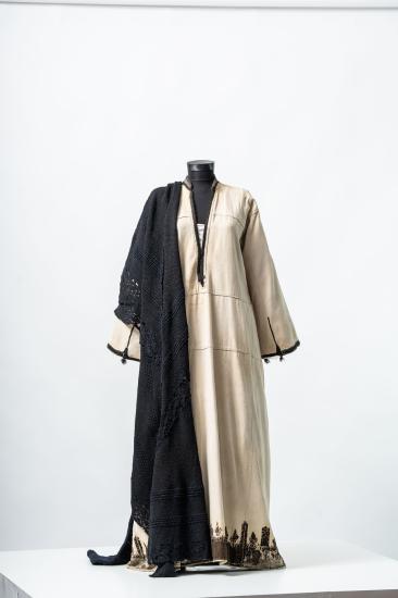 Γυναικείο μακρύ βαμβακερό φόρεμα, ελαφρώς εβαζέ και μάλλινη πλεχτή εσάρπα