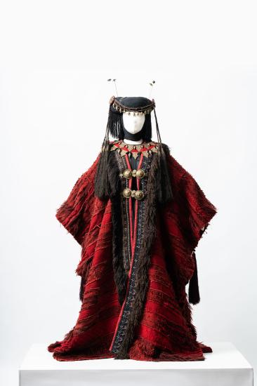 Γυναικείο μακρύ πανωφόρι πόντσο από μάλλινο υφαντό και φλοκάτο