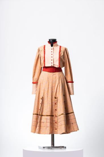 Γυναικείο φόρεμα μίντι και μεσάτο με λοξή φούστα με πιέτες από βαμβακερή φλοράλ βατίστα και βαμβακερή δαντέλα