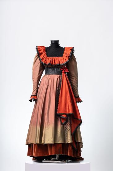 Γυναικείο φόρεμα μακρύ και μεσάτο με διπλή φούστα με λούκια και βολάν στο ντεκολτέ από βελούδο, ταφτά, μετάξι, σατέν και τούλι