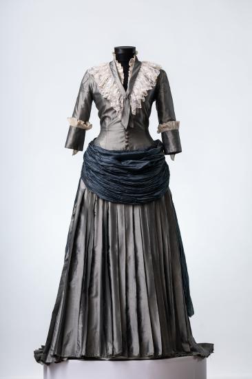 Γυναικείο φόρεμα μακρύ με πλισέ φούστα και οπίσθιο εξόγκωμα από σατέν, δαντέλα και μεταξωτό πλισέ ύφασμα