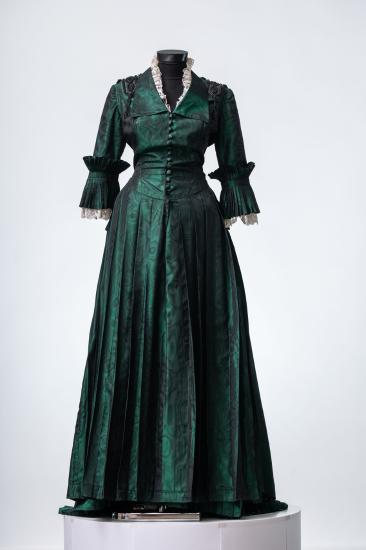 Γυναικείο φόρεμα μακρύ με φαρδιά φούστα και οπίσθιο εξόγκωμα από ταφτά και δαντέλα