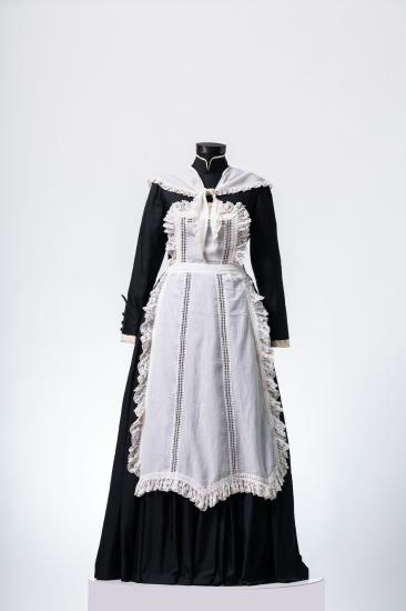 Γυναικείο φόρεμα μακρύ με φούστα με σούρα από βαμβακερό ύφασμα και ποδιά καμαριέρας μακριά από λινό και δαντέλα