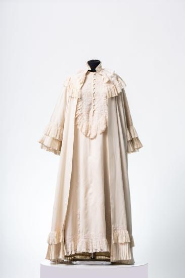 Γυναικείο κοστούμι, μακρύ νυχτικό και νεγκλιζέ από σατέν δαντέλα και πιθανόν βισκόζη