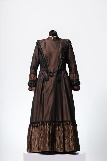 Γυναικείο φόρεμα μακρύ με βολάν από ταφτά, σατέν πλισέ και τρέσα με φουντάκια