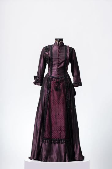 Γυναικείο φόρεμα μακρύ με διπλή φούστα και εξογκωμένα οπίσθια, δημιουργεί σιλουέτα S από σατέν τρέσες φουντάκια και βολάν