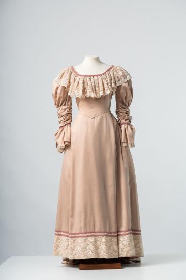 Γυναικείο φόρεμα μακρύ με σούρα από σουά σοβάζ και δαντέλα