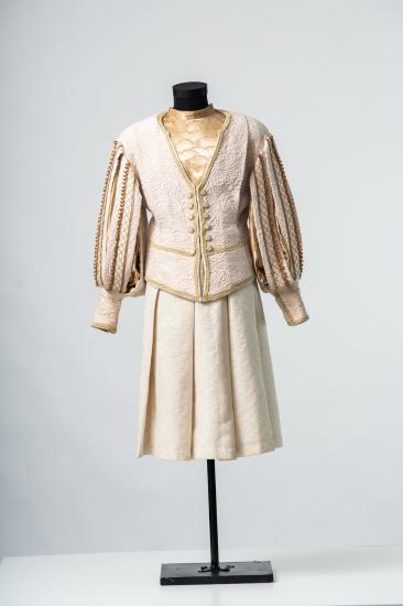 Ανδρικό κοστούμι με σακάκι και φούστα από ύφασμα μπουρνουζέ ανάγλυφο και στόφα, ντουσέζ με σχέδια και τρέσες