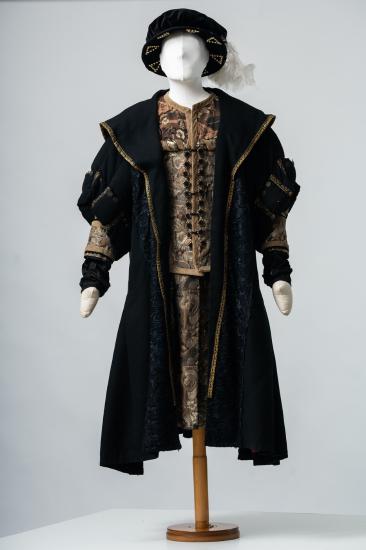 Ανδρικό κοστούμι, μπροκάρ σακάκι και φούστα με παλτό μίντι από τσόχα, καπέλο στρογγυλό βελούδο με φτερά