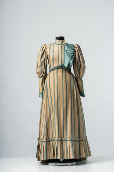 Γυναικείο φόρεμα μακρύ με σούρα και πιέτες από σατέν ριγέ