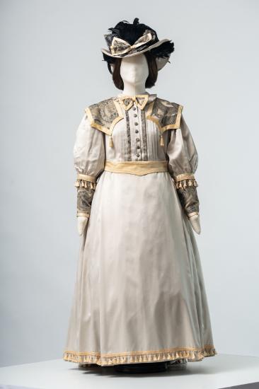 Γυναικείο φόρεμα μακρύ με σούρα και πιέτες, από σαντόυκ, και καπέλο με φτερά