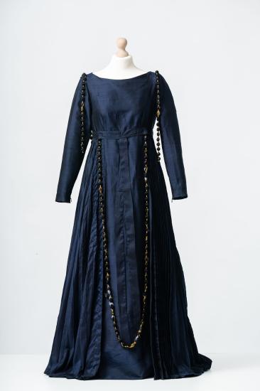 Γυναικείο φόρεμα μακρύ και ψηλόμεσοαπό σαντούκ με πλισέ φούστα