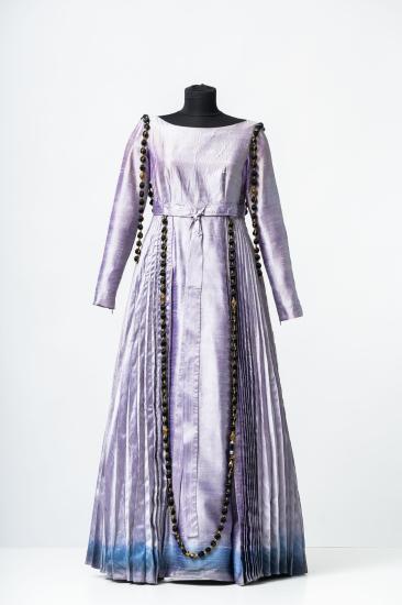 Γυναικείο φόρεμα από σαντούκ, μακρύ ψηλόμεσο με πλισέ φούστα