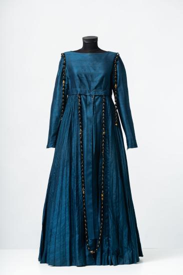 Γυναικείο φόρεμα από σαντούκ, μακρύ ψηλόμεσο με πλισέ φούστα