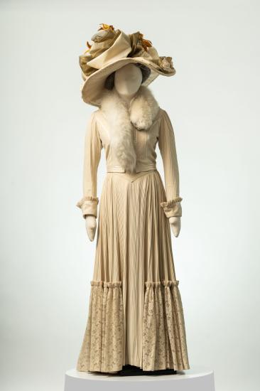 Γυναικείο κοστούμι - ταγιέρ με μακριά φούστα φαρδιά από κοτλέ ύφασμα με δαντέλα και καπέλο