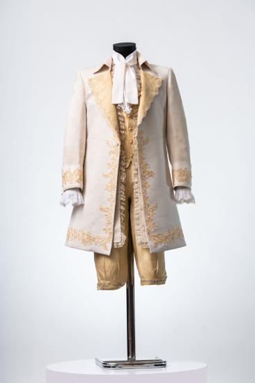 Ανδρικό κοστούμι, γιλέκο, βράκα και παλτό, από σαντούκ, δαντέλες, τρέσες και μπροκάρ ύφασμα