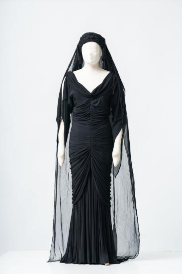 Γυναικείο φόρεμα μακρύ εφαρμοστό από μαύρη ζορζέτα