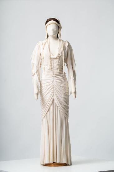 Γυναικείο φόρεμα μακρύ εφαρμοστό με πλισέ ντραπέ από σατινέ ζορζέτα