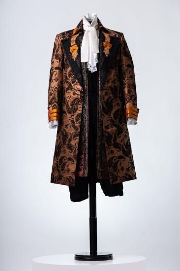 Ανδρικό κοστούμι με γιλέκο, βράκα και παλτό, από μπροκάρ βελούδο με ανάγλυφα, υφαντό μάλλινο, σατέν, τρεβίρα, τρέσες και φιόγκους