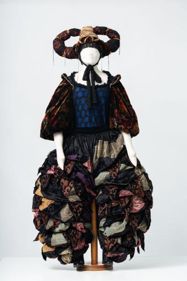 Γυναικείο κοστούμι με φουσκωτά μανίκια και φουφούλα από βελούδο μπροκάρ, τούλι και διάφορα σατέν