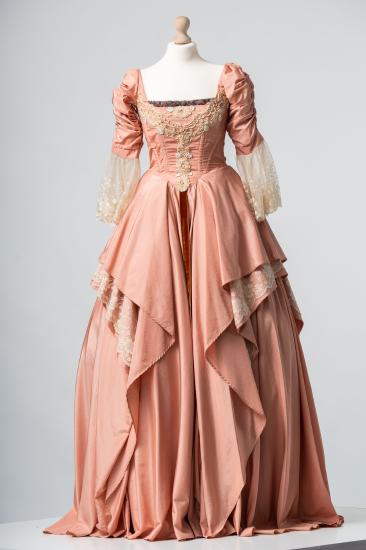 Γυναικείο φόρεμα μακρύ με ποδιές βολάν στα πλαϊνά, από σατέν και δαντέλα