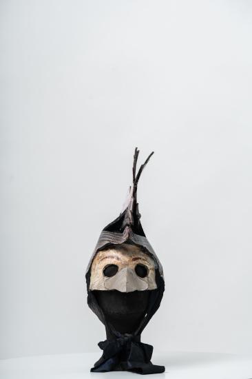 Καπέλο με προσωπείο πουλιού