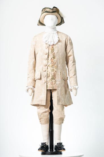 Ανδρικό κοστούμι από παστέλ ροζ κουφετί μπροκάρ, επιρροή από ροκοκό