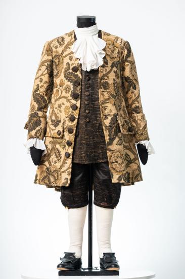 Ανδρικό κοστούμι από φλοράλ κρετόν και βαμβακερό ή πολυεστερικό διπλοδεμένο ύφασμα. Επιρροή από ροκοκό