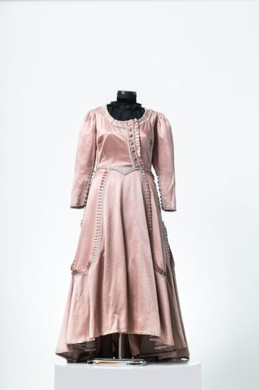 Γυναικείο φόρεμα μακρύ και μεσάτο, με φούστα λοξή με λούκια από βελουτέ σατέν, δαντέλα και πλισέ βολάν