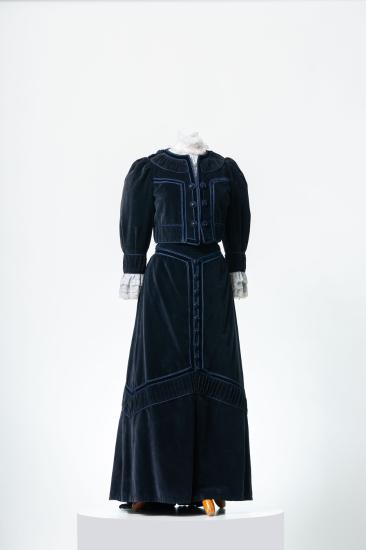 Γυναικείο κοστούμι - ταγιέρ με μακριά φούστα από βελούδο, δαντέλα και ανάγλυφες γαζωμένες πένσες