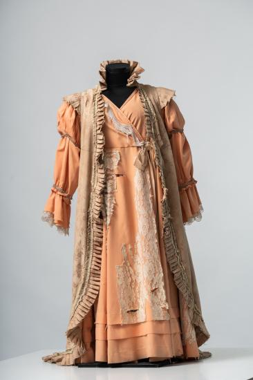 Γυναικείο κοστούμι με φόρεμα μακρύ με λούκια από ζορζέτα και αμάνικο πανωφόρι από φλοράλ στόφα με πλισέ