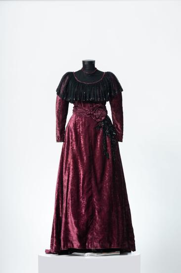 Γυναικείο φόρεμα μάξι, μεσάτο, με φύλλα και σούρα από βελούδο ύφασμα με σχέδια στο ντεσέν του και βολάν από τούλι και παγιέτες