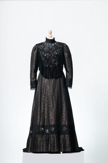 Γυναικείο φόρεμα μάξι, μεσάτο, από κρεπ σατέν ντεγκραντέ ύφασμα, δαντέλα κιπούρ, τούλι και απλικέ μοτίφ με παγιέτες και χάντρες