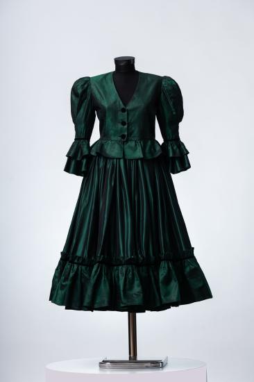 Γυναικείο κοστούμι αποτελούμενο από ταγιέρ, με σακάκι από μπροκάρ και φούστα μακριά με σούρα και βολάν από σατέν