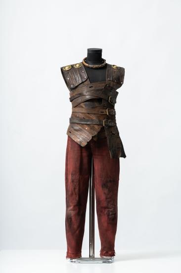 Ανδρικό κοστούμι από δέρμα, μεταλλικά στοιχεία και τζιν ύφασμα