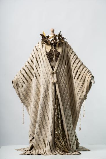 Γυναικείο φόρεμα μακρύ, βαμβακερό, με μοτίφ χρυσοκέντητα και μανδύα από φακαρόλες και γάζα