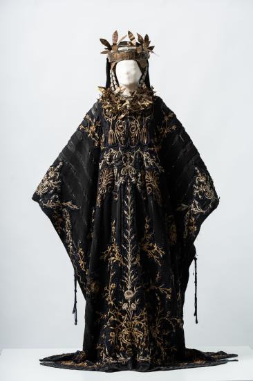 Γυναικείο φόρεμα μακρύ από φακαρόλα και σατέν, μοτίφ με χρυσοκέντημα ανάγλυφο και βαμβακερές τρέσες