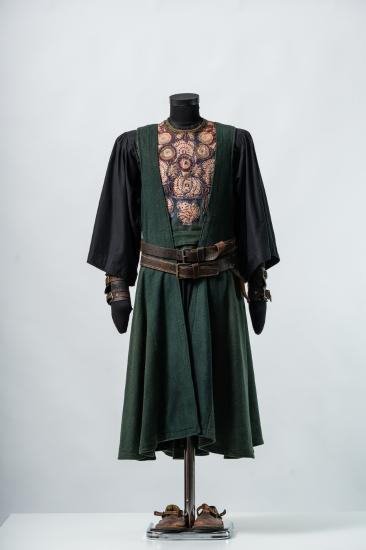 Ανδρικό κοστούμι από βαμβακερό πουκάμισο, θώρακα και γιλέκο μακρύ με λούκια και πιέτες