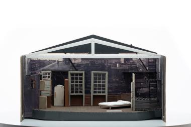 Μακέτα της παράστασης ΕΝΑ ΚΑΠΕΛΟ ΓΕΜΑΤΟ ΒΡΟΧΗ