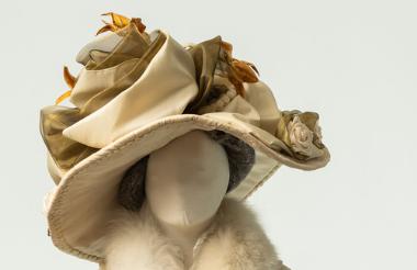 Καπέλο γυναικείο πλατύγυρο με μεγάλο μπορ