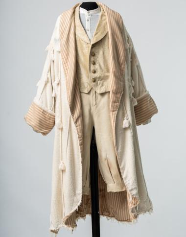 Ανδρικό κοστούμι με πανωφόρι από μπουρνουζέ ύφασμα, βαμβακερή ριγέ στόφα, τζιν και λινογάζα